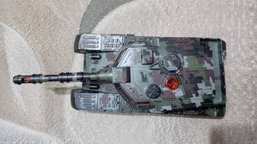 Ostalo: Nov RC tenk. Može da se kreće napred, nazad, levo. desno, da mu se — 18