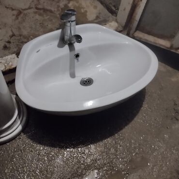 Digər ev dekoru: 2 ədəd rakfina birinin ayaği yoxtur.birinin arxasinda az qiriği var