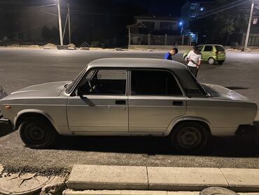 опель зафира б: Автомобиль ВАЗ-2107 бежевого цвета, известный своей надежностью и