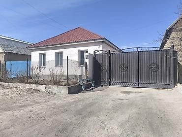 Продажа коттеджей и домов: Балыкчы шаарында чоң үй сатылат! Балыкчы ш., Толстой мектебинин — 1