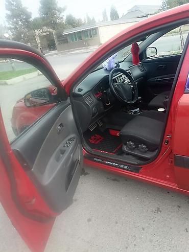 saipa saina lizing: Kia Pride LX sedan – qırmızı rəngdə, avtomatik sürətlər qutusu maşinin — 4