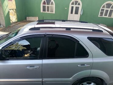 Kia: Kia Sorento, gümüşü rəng, 5 qapılı SUV. Əsas xüsusiyyətlər: - Güclü — 4