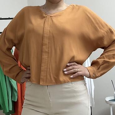 Блузки: - Универсальная база: сочетается с лонгсливами, свитерами и рубашками — 14