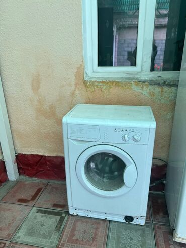 Стиральные машины: Стиральная машина Indesit, Б/у, Автомат, До 5 кг, Компактная