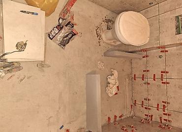 Građevinarstvo i rekonstrukcija: Profesionalni keramičar radi postavljanje svih vrsta pločica oblaganje — 6