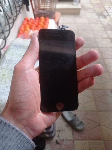 Qara rəngdə olan iPhone korpusu. Korpusun ön hissəsi və daxili