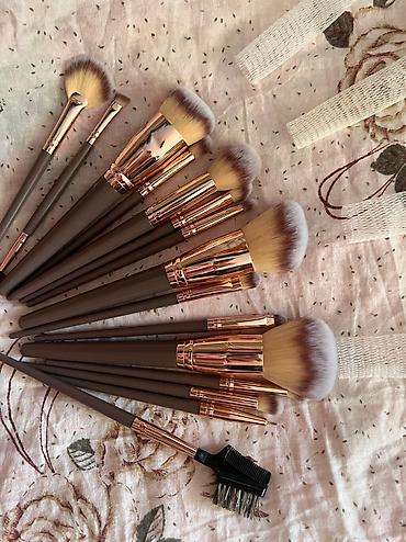 Косметика: Продается набор кистей для макияжа.Если покупаете 2 набора цена 1500 — 20