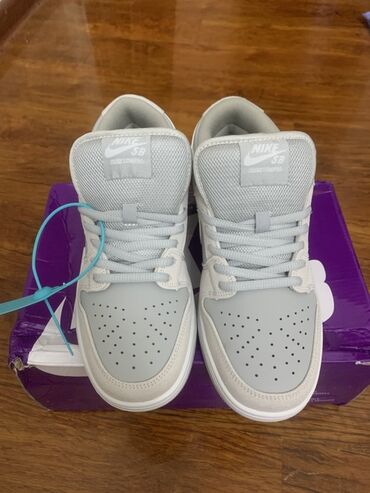 шлепанцы мужские: Эркектердин кроссовкасы, 42, Nike, Жаңы, түсү - Боз, Өзү алып кетүү, Акысыз жеткирүү, Акылуу жеткирүү