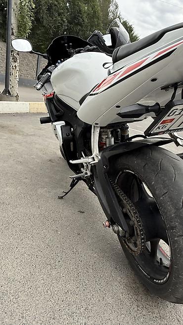 ямаха 600: Спортбайк Yamaha YZF-R6 (600 кубов) в фирменной белой раскраске с — 6