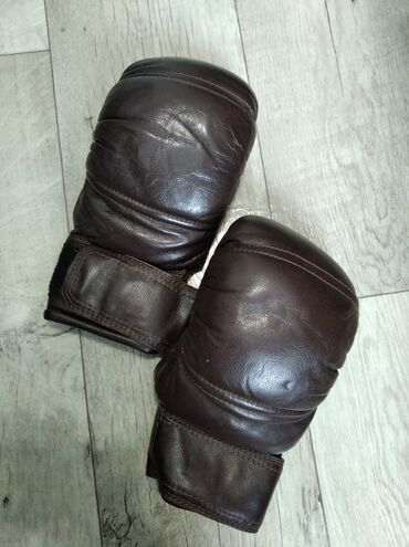 спортивный перчатки: Продаю перчатки снарядные для бокса чистая кожа ни кожзам крепкие