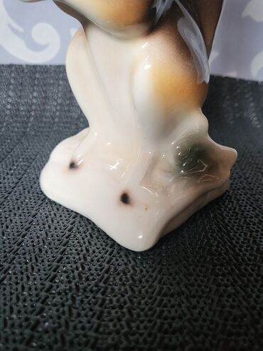 Ostali kućni dekor: Porcelanska nova figura veverice 70te. Figura nova sve na njoj je — 3