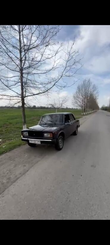 07 yedi: VAZ 2107 sedan – tünd bənövşəyi rəng, 4 qapı, arxa ötürücülü. Texniki