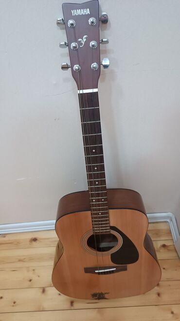 Akustik gitaralar: Akustik gitara, Yamaha, 6 sim, İşlənmiş, Ünvandan götürmə