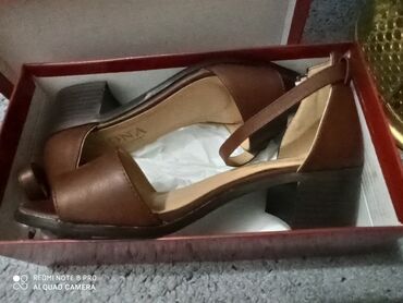 женская обувь размеры: Новые, 36 размер, коричневые на застёжке. 1500 сом