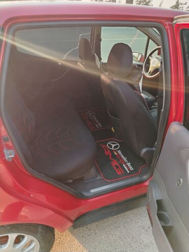 Mercedes-Benz: Mercedes‑Benz A‑Class (A140/A160 seriyasına oxşar), qırmızı rəngli, 5 — 9