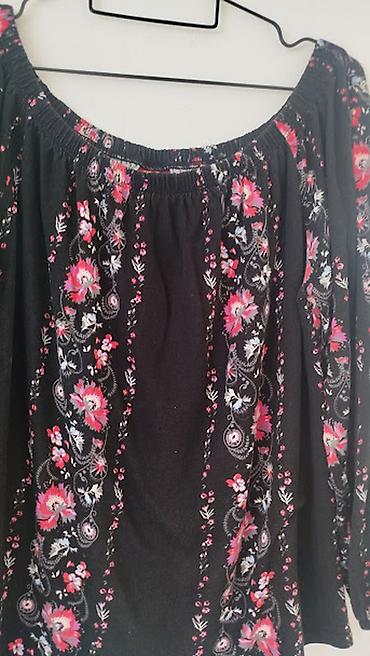 Bluze: Tri bluze, veličina M/L – set 700 dinara 1) Svetloplava bluza — 7