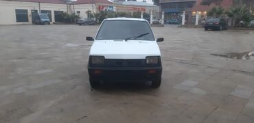 Ağ rəngli VAZ-1111 Oka, kompakt ölçüsü və sadə dizaynı ilə şəhər