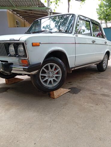 VAZ (LADA): Ağ rəngdə olan bu klassik sedan, retro avtomobil həvəskarları üçün əla