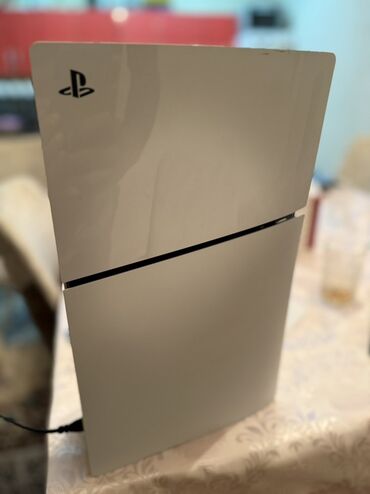 iphone 5 qiymeti islenmis: Ağ rəngdə olan Playstation 5 Slim oyun konsolu. Kompakt dizaynı ilə