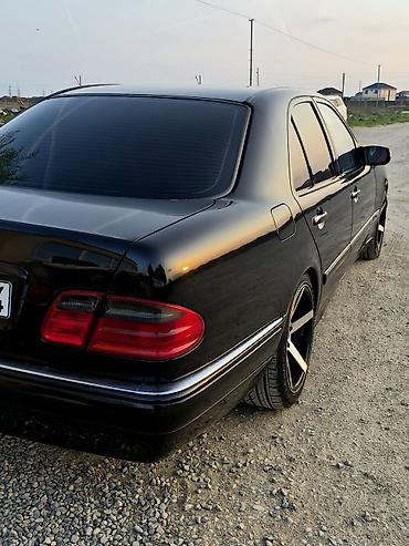 mercedes rolu: Mercedes-Benz E-Class: 2.4 l | 1998 il Sedan — 4