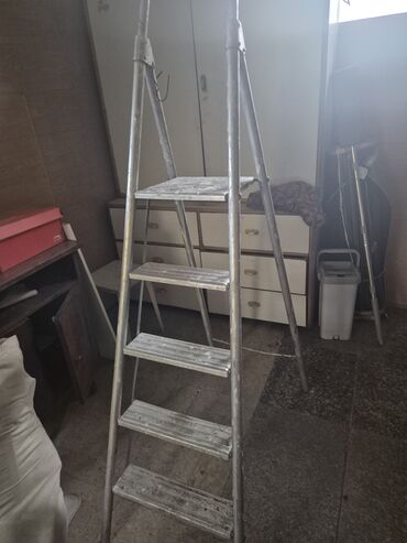 продам лестницу алюминиевую бу: Складная стремянка-лестница, Материал: Алюминий, Для дома, Высота: До 2 м