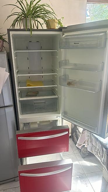freezer: Холодильник Hisense с нижней морозильной камерой, яркая красная — 2