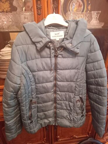 qizlar ucun kurtkalar: Kurtka Qarpızı rengde tünd yaşıl . 16 manat. 3XL (46) razmer