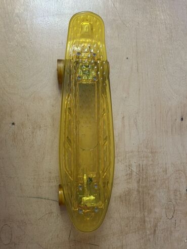 yoqa mat: Sarı şəffaf plastik gövdəli penny board/skeytbord. Xüsusiyyətlər: -