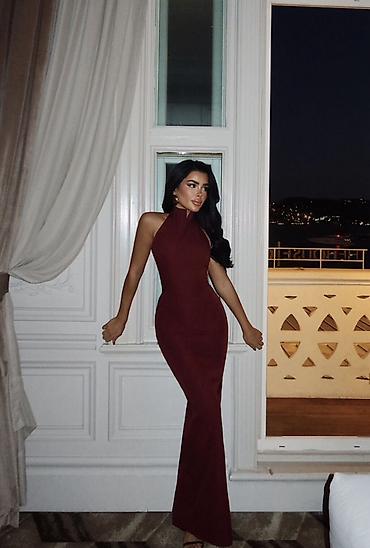 Bordo rəngli zərif uzun gecə libası. Bədənə oturan, fiquru vurğulayan lalafo.az -da Bordo rəngli zərif uzun gecə libası. Bədənə oturan, fiquru vurğulayan