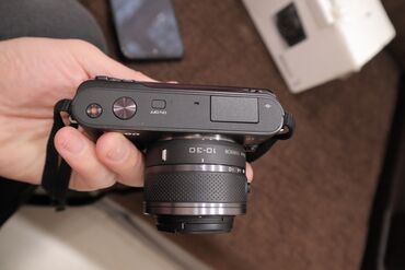 семейный комплект: Фотоаппарат Nikon J1 с объективом 10-30мм. В отличном состоянии