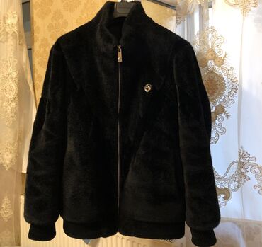 Plaşlar: Kişiüçün qara kürk teksturalı jaket - Rəng: dərin qara - Model: qısa