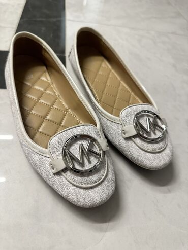 обувь мужская зима: Балетки MICHAEL KORS оригинал цена 3000 черные 3500 белые . Размер