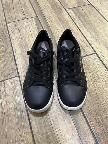 tommy sinny: Кроссовки Tommy Hilfiger, низкие, черные с контрастной белой пяткой и — 2