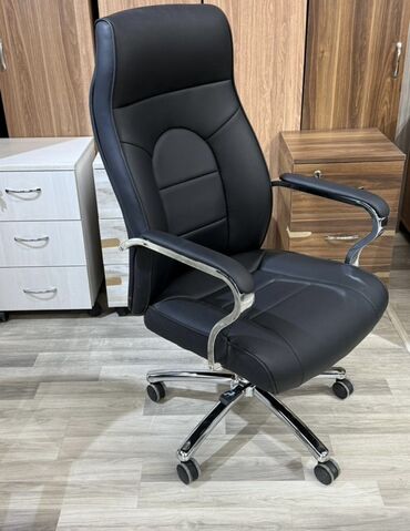 Ofis dəst mebeli: Ofis mebel dəsti Tərkib: - İş masası: ağ üst səth, qara metal karkas; — 5