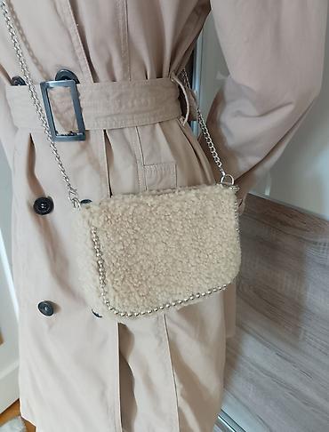 Torbe: Nova moderna Stradivarius torbica 
20 X 14 cm — 8