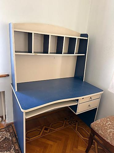 ustol: Göy və ağ rəng kombinində yazı masası təqdim olunur. Masa funksional — 1