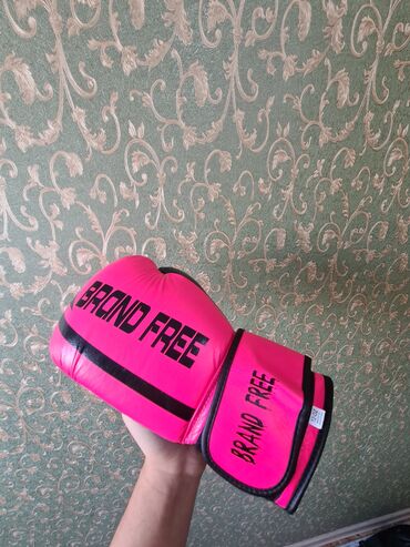 перчатки боксёрский: Новые Боксёрские перчатки безбрендовые Brand Free. Цвет розово/черный