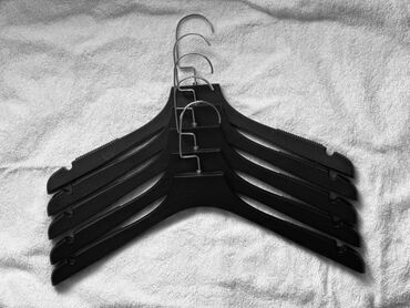 напольная вешелка: Вешалки, плечики