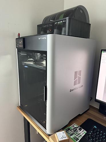3D-принтер Bambu Lab H2S с модулем AMS 2 Pro. Закрытый корпус с