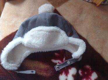 детская шапка бу: Продаю фирменную теплую шапку для малышей от 1-4 лет,очень удобная и