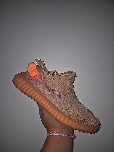 lil solid ez boje: Yezzy lepo odradjene
Urezan boost u djonu
36-48
3900 din — 1