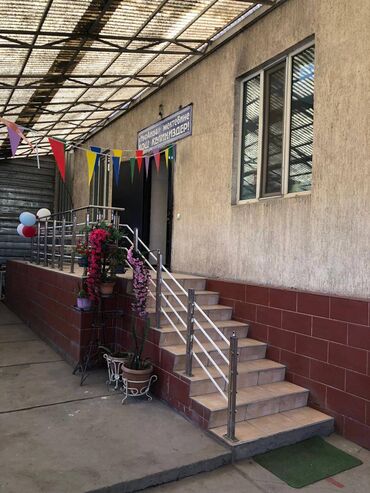 сдаётся дом под садик: Сдается здание 📍 Локация: Удачное расположение в хорошем районе 🏢