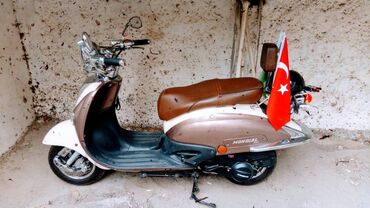 moto rent: Toy-nişan masin karvaninin başinda retro stilde,bey-gelin maşin