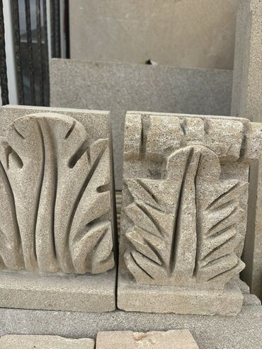 Alçipan: Təbii daşdan oyma dekorativ elementlər - Material: qumdaşı/peyda daş