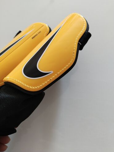 pancir prsluk nike: Nike kostobrani za fudbal original kupljeni u Djak sportu saljem brzom