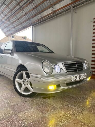 Mercedes-Benz: Mercedes-Benz E 320: 3.2 l | 2000 il Sedan — 2