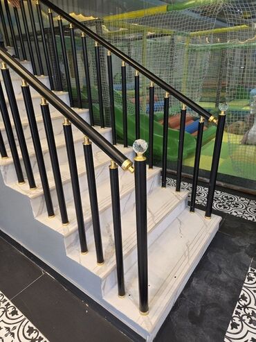 Pilləkən məhəccərləri: Mərmər pilləkənlər üçün metal və dekorativ məhəccər istehsalı və — 4