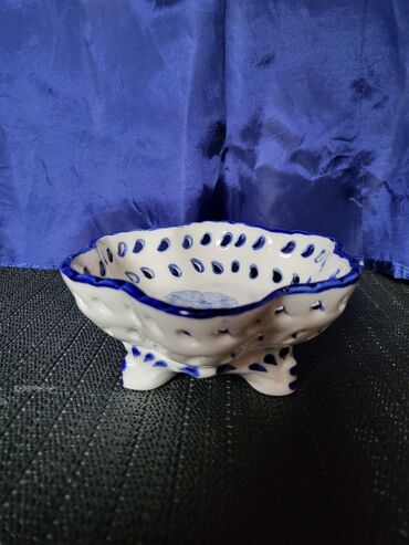 Ostalo posuđe: Porcelanska nova,vintaz,manja bombonijere. Cinija,bombonijera sa — 3