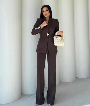 Kostimi: Elegantno žensko odelo u više boja, sa sakoom i pantalonama. Sako ima — 8