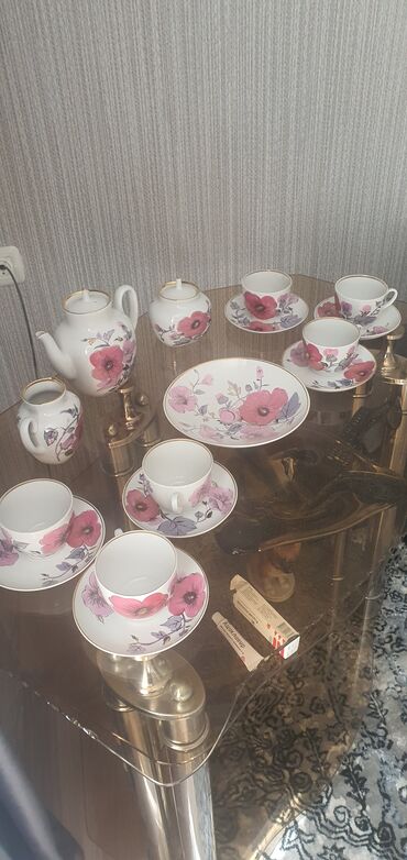 чайный сервиз столовый: Фарфоровый чайный сервиз с цветочным декором и золотистым кантом lalafo.kg да чайный сервиз столовый: Фарфоровый чайный сервиз с цветочным декором и золотистым кантом